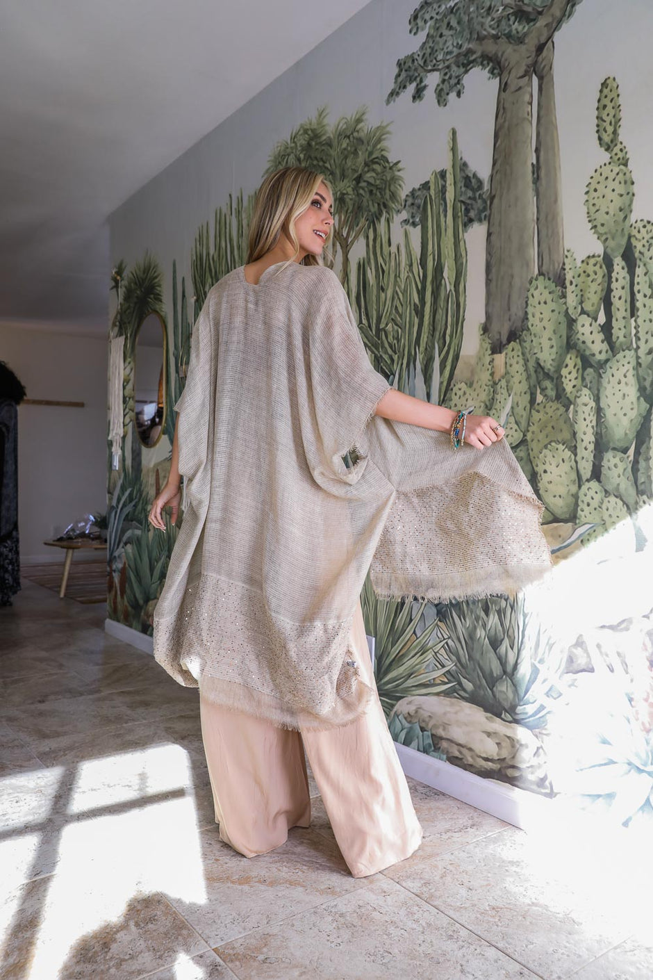 Kimonos deshilachados con detalles de lentejuelas.