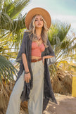 Kimonos deshilachados con detalles de lentejuelas.