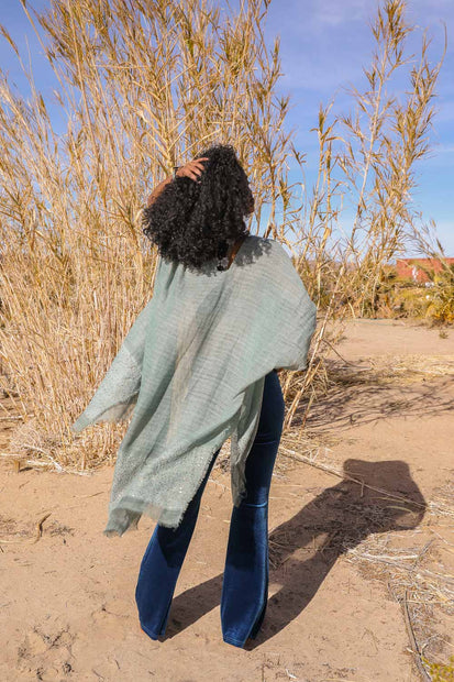 Kimonos deshilachados con detalles de lentejuelas.