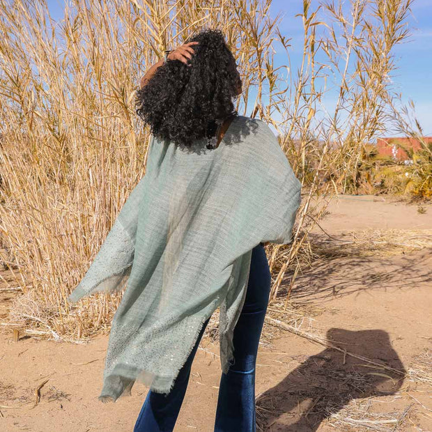 Kimonos effilochés à paillettes détaillées.