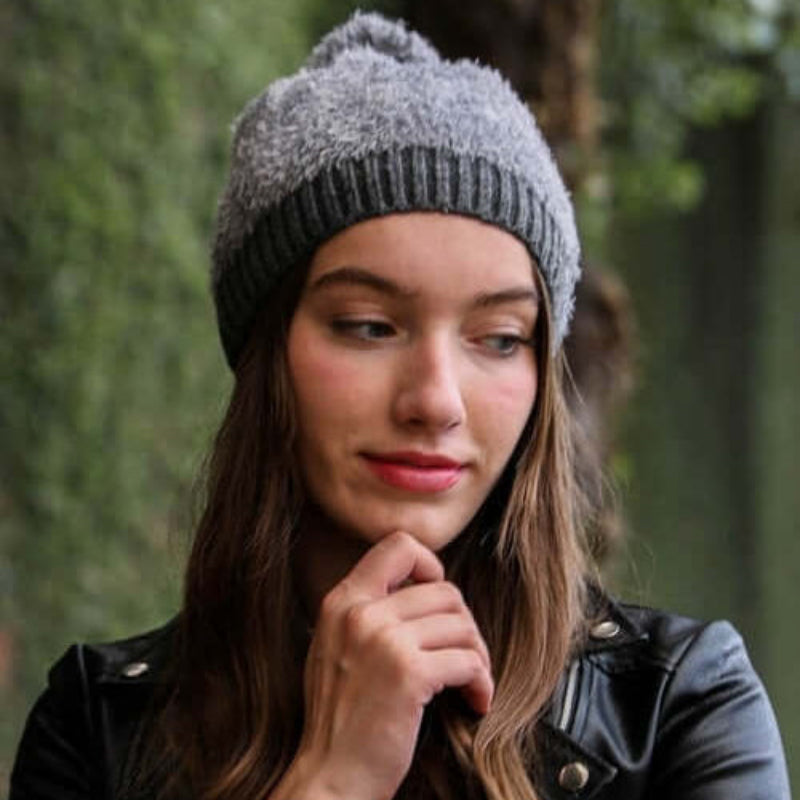 Bonnets tricotés à pompons en fourrure.