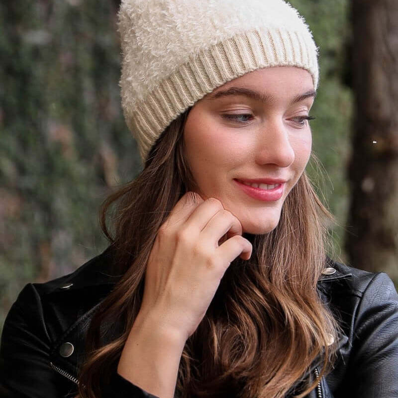 Bonnets tricotés à pompons en fourrure.