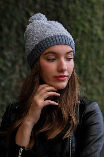 Bonnets tricotés à pompons en fourrure.