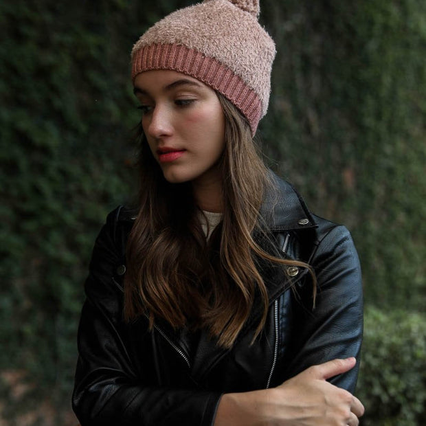 Gorros de punto con pompón peludo.
