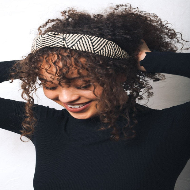 Bandeaux noués en rotin de paille.