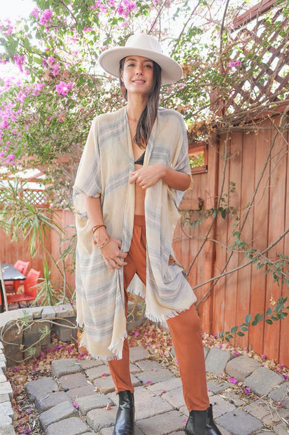 Kimono de rayas deshilachado y colorido