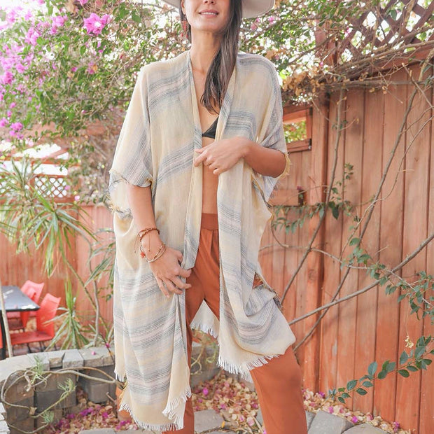 Kimono de rayas deshilachado y colorido