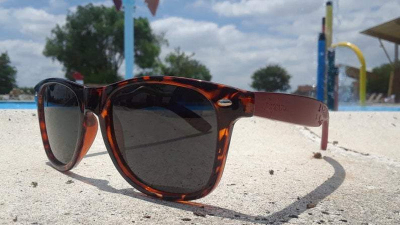 Lunettes de soleil en bambou rouge 