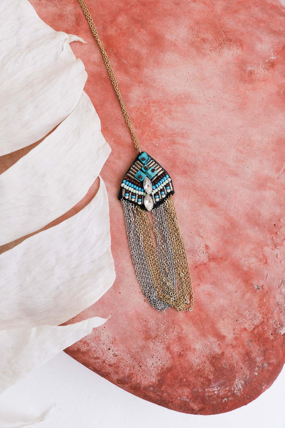 Colliers à chaîne médaillon turquoise et cristal.