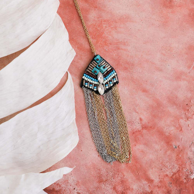 Colliers à chaîne médaillon turquoise et cristal.