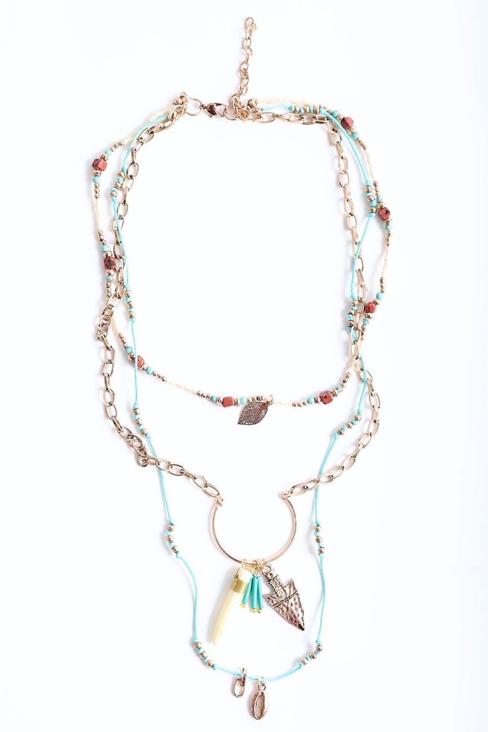 Collier à plusieurs niveaux avec cornes et flèches