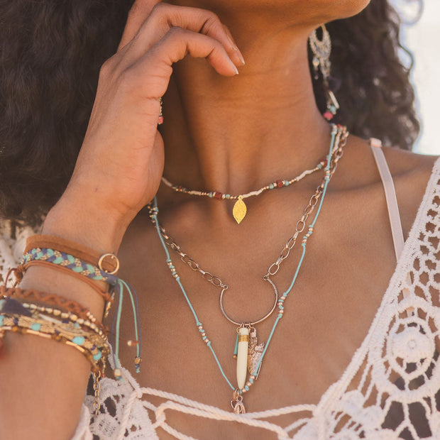 Collier à plusieurs niveaux avec cornes et flèches